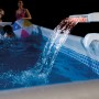 Intex LED Wasserfall Cascadee mit roter Beleuchtung am Pool im Betrieb.