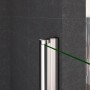 Detailaufnahme einer AICA Nischentür Duschabtrennung mit Chromrahmen und klarem Glas.