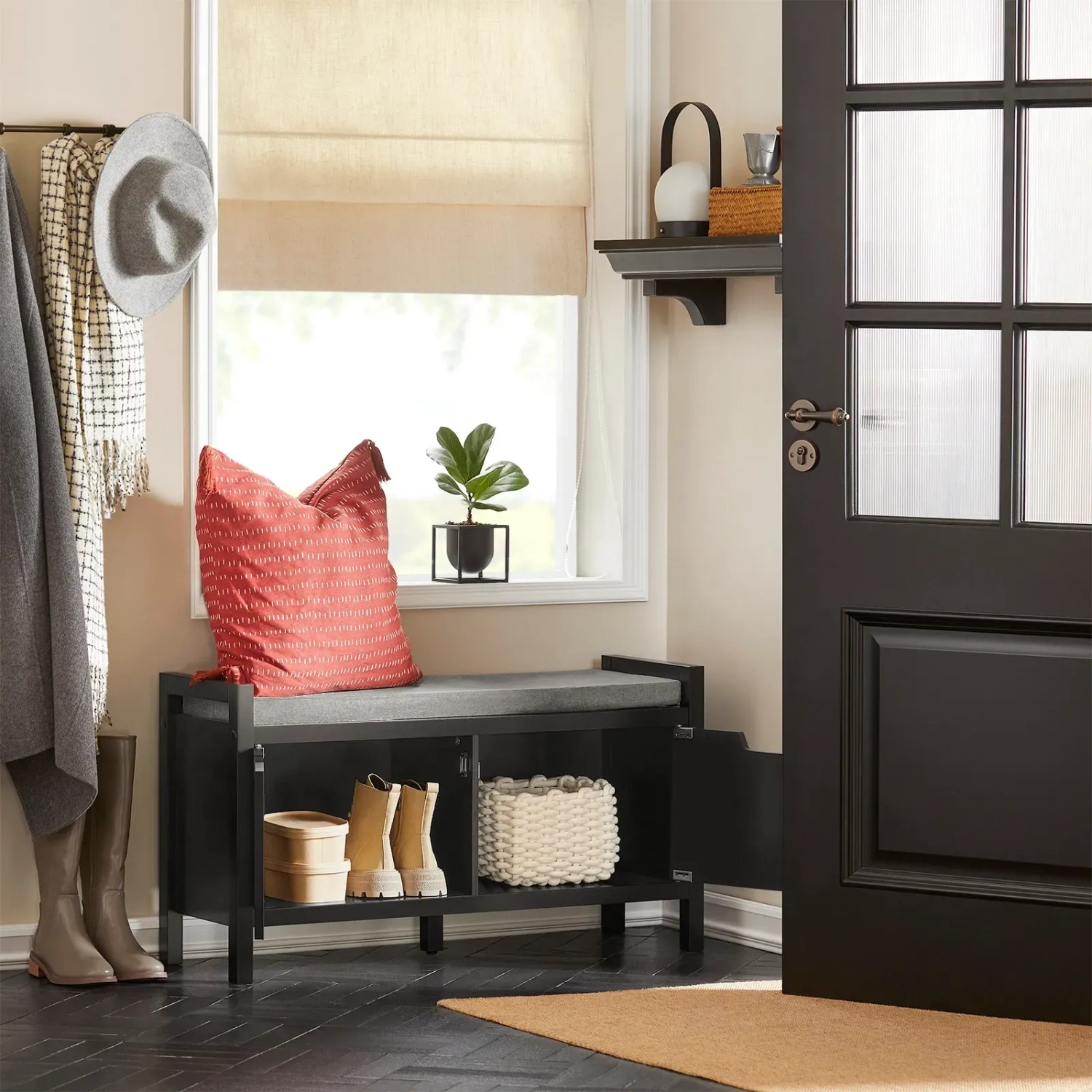SoBuy Schuhbank FSR63-II-SCH mit Sitzfläche, Stauraum und grauer Polsterung vor Hauseingang.