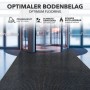 Anthrazitfarbener KARAT Eventteppich Atlas vor Eingangsbereich. Pflegeleichter Teppichboden auf Maß.