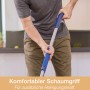 Detailaufnahme: Person nutzt Bona Spray Mop für geölte Holzböden mit blauem Schaumgriff.