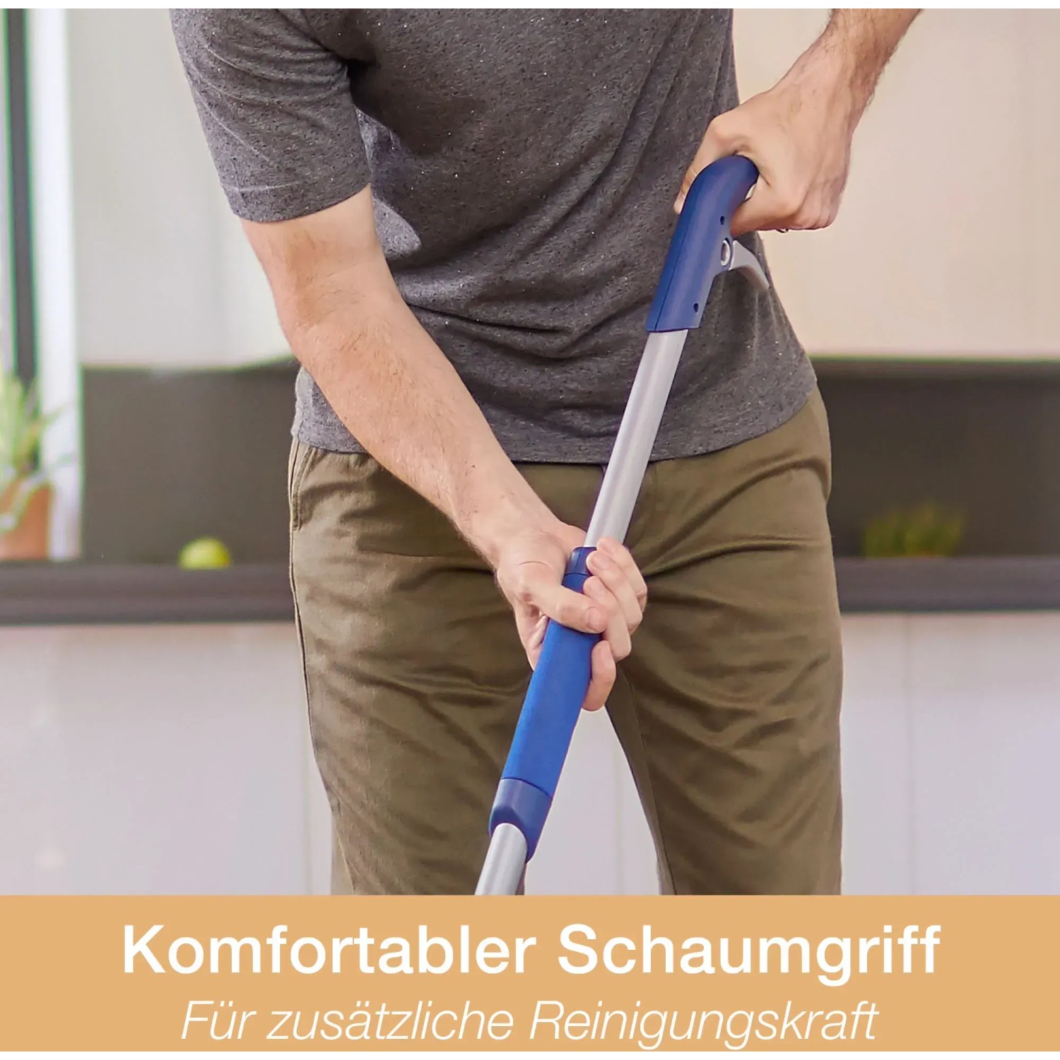 Detailaufnahme: Person nutzt Bona Spray Mop für geölte Holzböden mit blauem Schaumgriff.