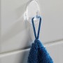 Transparentes Wenko Liliputhaken 3er-Set mit blauem Handtuch an weißer Wand.