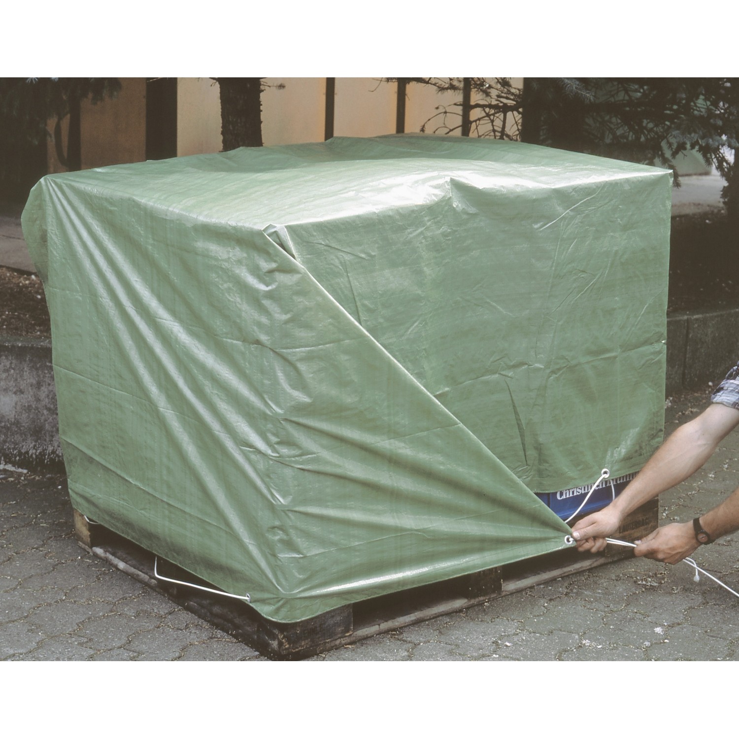 Grüne LUX Gewebeplane 2x3m zum Abdecken von Gegenständen auf einer Palette, befestigt mit einer Schnur.