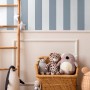 Sanders & Sanders Vliestapete: Graublaue und weiße Streifen an der Wand, ideal für Kinderzimmer.