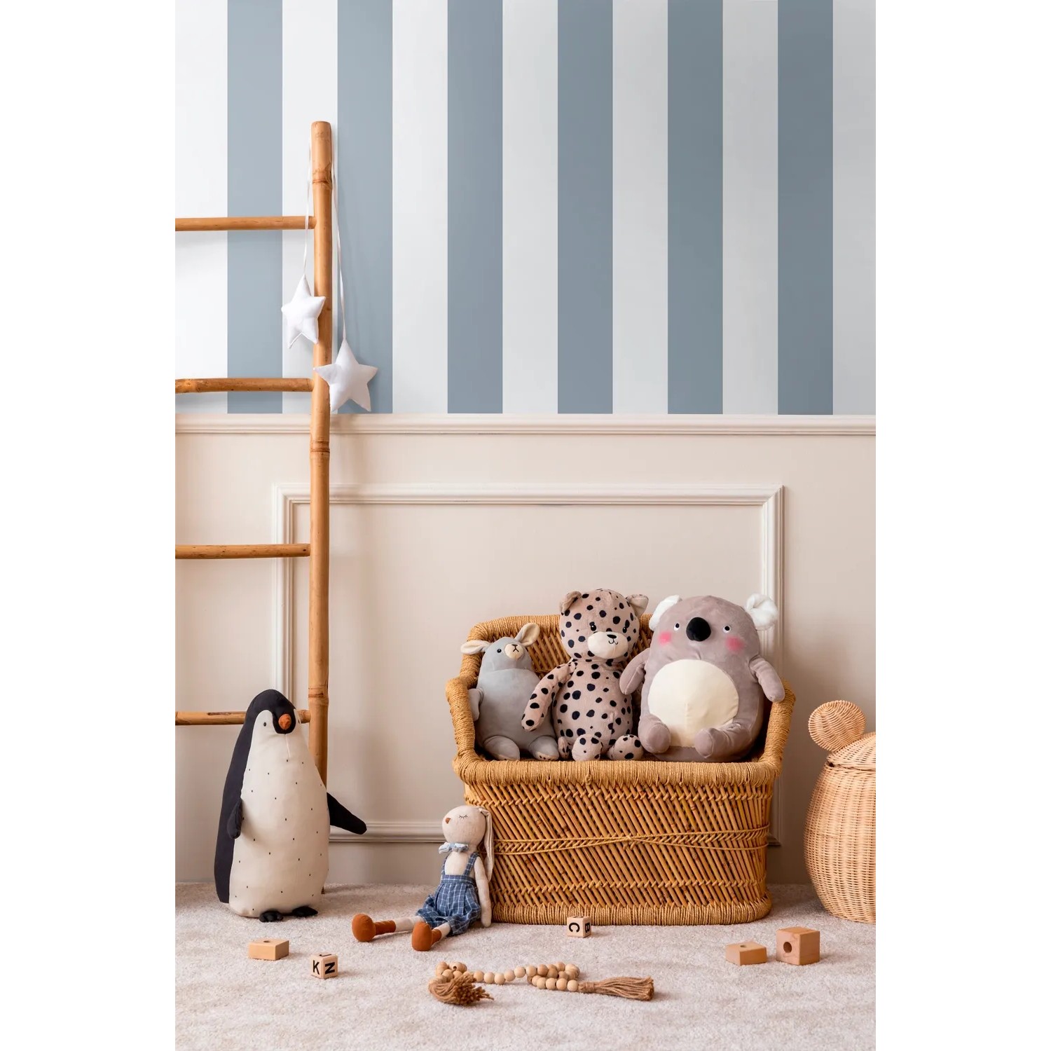 Sanders & Sanders Vliestapete: Graublaue und weiße Streifen an der Wand, ideal für Kinderzimmer.