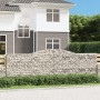 Gabione mit Hochbogen als dekorative Gartenmauer, gefüllt mit Steinen.