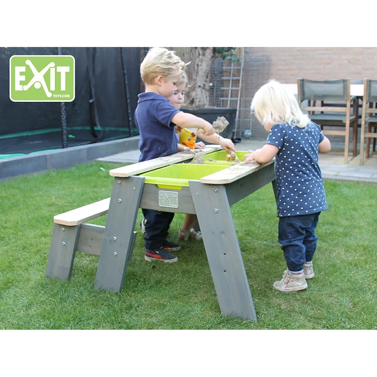 EXIT Aksent Sand-, Wasser- und Picknicktisch mit Kindern beim Spielen im Garten.
