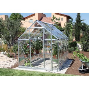 Palram Canopia Gewächshaus Silber 4,6 m² mit Pflanzen und Fundamentrahmen im Garten.
