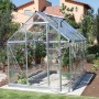 Palram Canopia Gewächshaus Silber 4,6 m² mit Pflanzen und Fundamentrahmen im Garten.