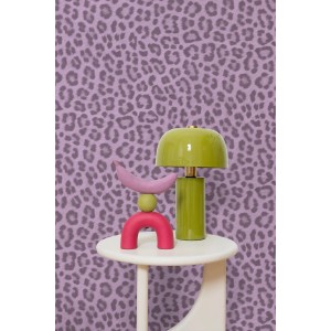 ESTAhome Vliestapete mit violettem Leopardenmuster an einer Wand, dekoriert mit Tisch und grüner Lampe.