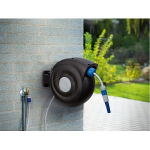 LUX Wand-Schlauchbox Classic 20 m mit Gartenschlauch an einer Wand.