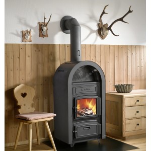 Schwarzer Wamsler Etna Kaminofen aus Gusseisen (9 kW) mit brennendem Holz im Feuerraum.