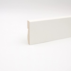 Weiße, eckige Sockelleiste mit Clipfix-System, furniert und foliert.