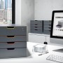 Durable Schubladenbox A4 Varicolor Safe mit 4 Fächern in Mehrfarbig auf einem Schreibtisch.