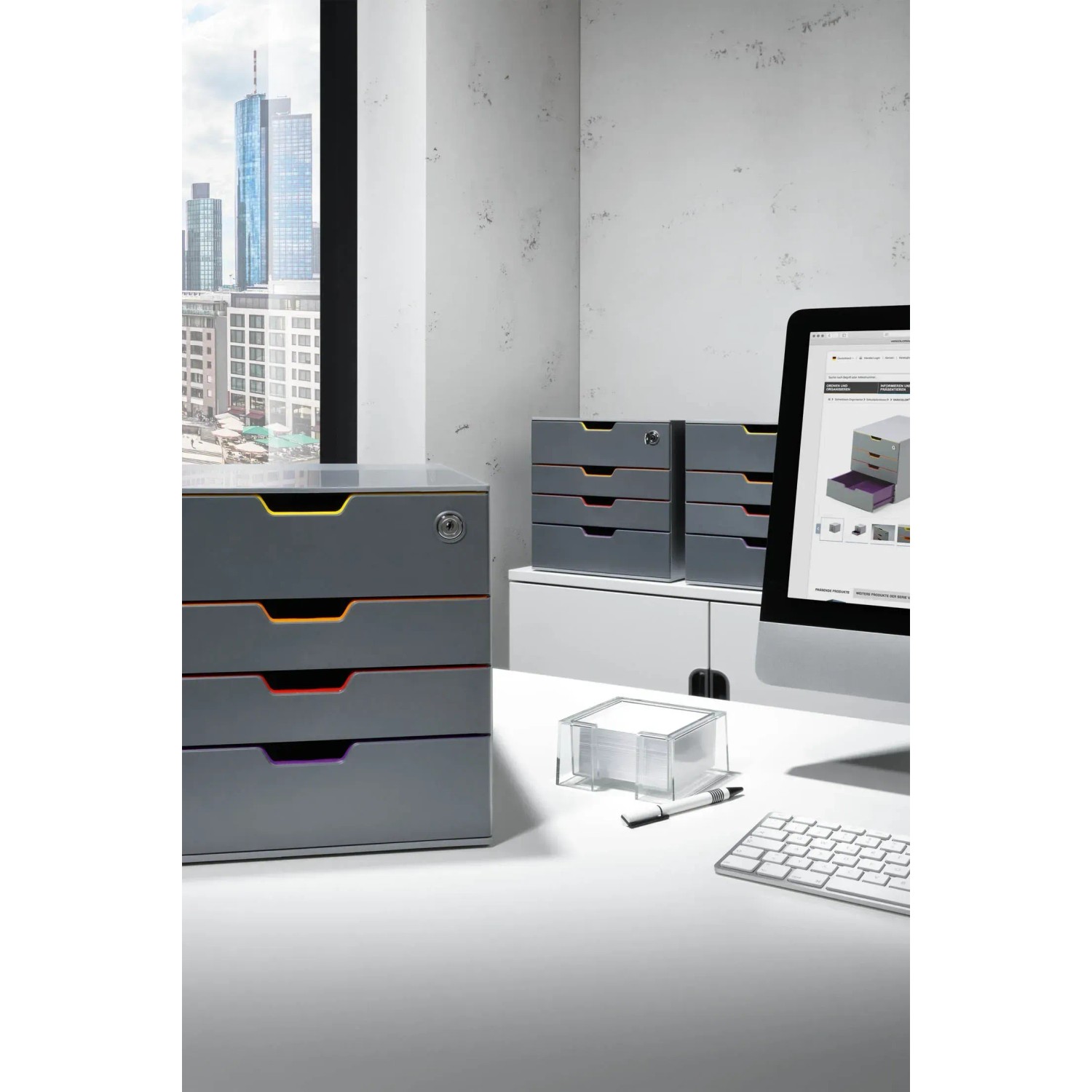 Durable Schubladenbox A4 Varicolor Safe mit 4 Fächern in Mehrfarbig auf einem Schreibtisch.