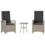 Hellgraues 3-tlg. Bistro-Set aus Polyrattan mit anthrazitfarbenen Kissen für Garten oder Balkon.