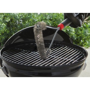 Weber Grillbürste 3-seitig in Schwarz-Rot reinigt einen Grillrost. Grillreiniger für saubere Grills.