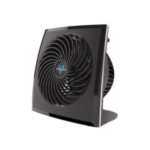 Schwarzer Vornado 573 Bodenventilator für Raumzirkulation mit 20 m Reichweite.