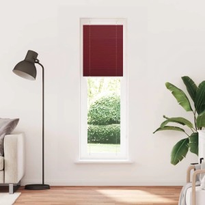 Bordeauxrotes Plissee 65x200 cm aus Polyester am Fenster, bietet Sicht- und Sonnenschutz in modernem Raum.