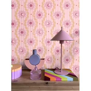 ESTAhome Vliestapete mit Retro-Ornamenten: pinke Sonnen, Monde, gelbe Wellen auf rosa Streifen. Lila, Rosa, Gelb.