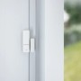 Weißer Bosch Smart Home Fenster-/Türsensor II Plus an einem Fensterrahmen.