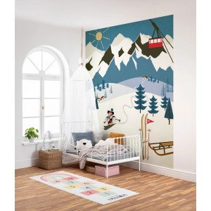 Kinderzimmer mit Komar Vliesfototapete Mickey Alpine mit Berglandschaft, Skifahrer und Seilbahn.