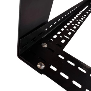 Detailaufnahme: Schwarzes Schulte Deckenregal, 60,5 cm breit, mit Lochmuster und Schrauben.