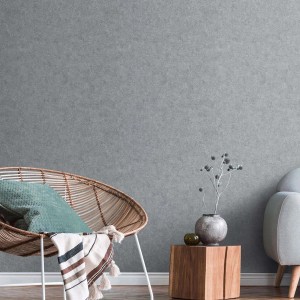 Graue Bricoflor Vliestapete von Guido Kretschmer im Raum mit Sessel und Deko.