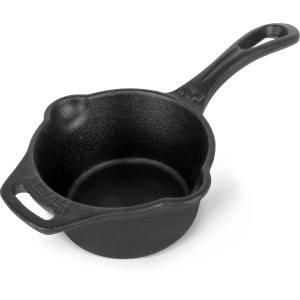 Schwarzer Petromax Gusseisen Saucentopf, Teil der Grillutensilien, mit Griff und Ausgießer.