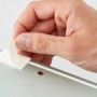 Anwendung der Fischer Montage Streifen (19 Stk.) zum Anbringen eines Schildes. Klebestreifen aus der Kategorie Klebebänder.