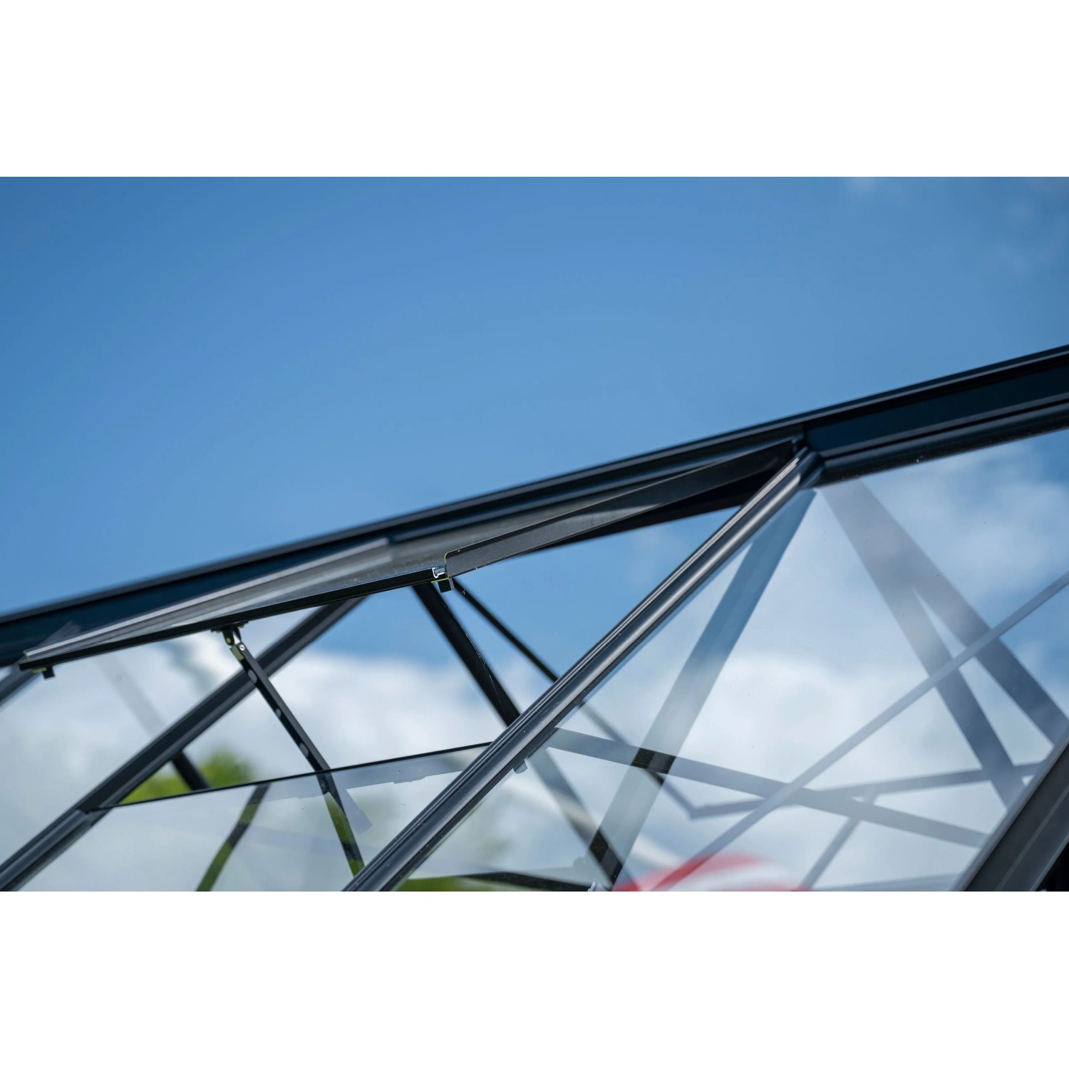 Detailaufnahme Halls Icon 6 Gewächshaus Montageleisten-Set, schwarz, für Sicherheitsglas.
