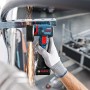 Bosch Akku-Winkelschleifer GWS 12V-76 im Einsatz beim Trennen von Metall.