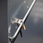 Detailaufnahme: Anthrazitfarbene Trimetals Aufbewahrungsbox Sesame mit Vorhängeschloss.