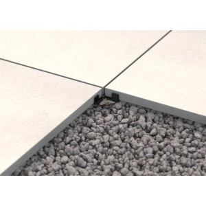 Schwarzes Fugenkreuz Pro 3 mm mit Bodenteller zwischen Terrassendielen.