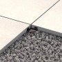 Schwarzes Fugenkreuz Pro 3 mm mit Bodenteller zwischen Terrassendielen.