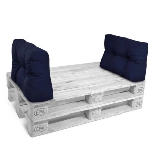 Dunkelblaue Beautissu Paletten-Rückenkissen (2tlg), keilförmig, auf hellem Palettensofa. Für Indoor & Outdoor.