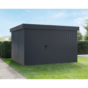Anthrazitgraues Hörmann EcoStar Gerätehaus Euroline mit Flachdach im Garten.