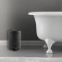 Schwarzer MSV Kosmetikeimer Habana 3 l im Badezimmer neben einer Badewanne.