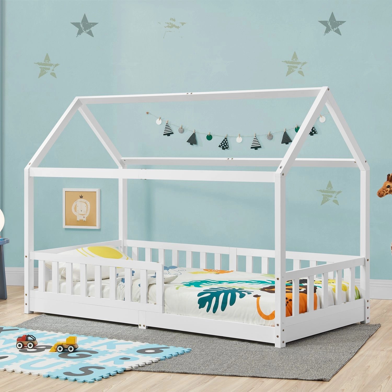 Weißes Juskys Kinderbett Marli 90x200 cm im Hausdesign mit Rausfallschutz und Lattenrost.