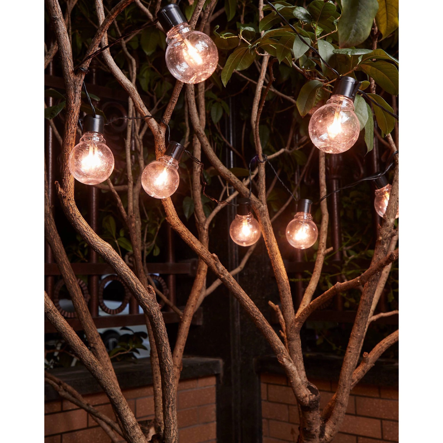 Eglo LED-Lichterkette Partaj, 16-flammig, schwarz, warmweißes Licht, für den Außenbereich.