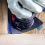 Bosch Expert Schleifplatte AVZ 90 RT6 K60 im Einsatz beim Holz schleifen.