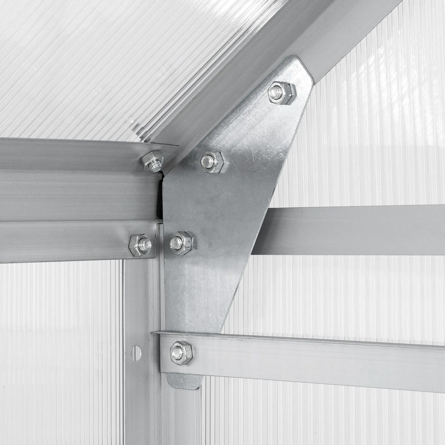 Detailaufnahme: Aluminiumrahmen und Schrauben des transparenten Tectake Gewächshauses.