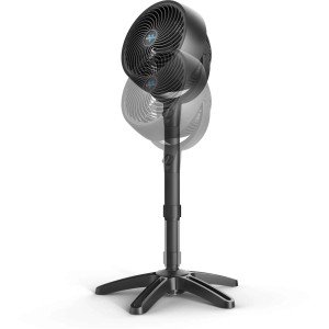 Schwarzer Vornado Standventilator 683 mit verstellbarem Standfuß für flexible Kühlung.