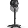 Schwarzer Vornado Standventilator 683 mit verstellbarem Standfuß für flexible Kühlung.