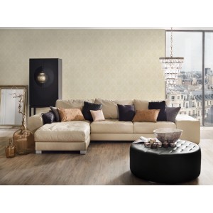 Beige Vliestapete mit Ornament-Muster im Wohnraum mit Sofa und Dekoration.