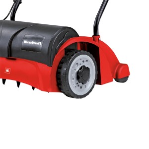 Detailaufnahme: Einhell Elektro-Vertikutierer GC-ES 1231, rot/schwarz, mit Rädern.