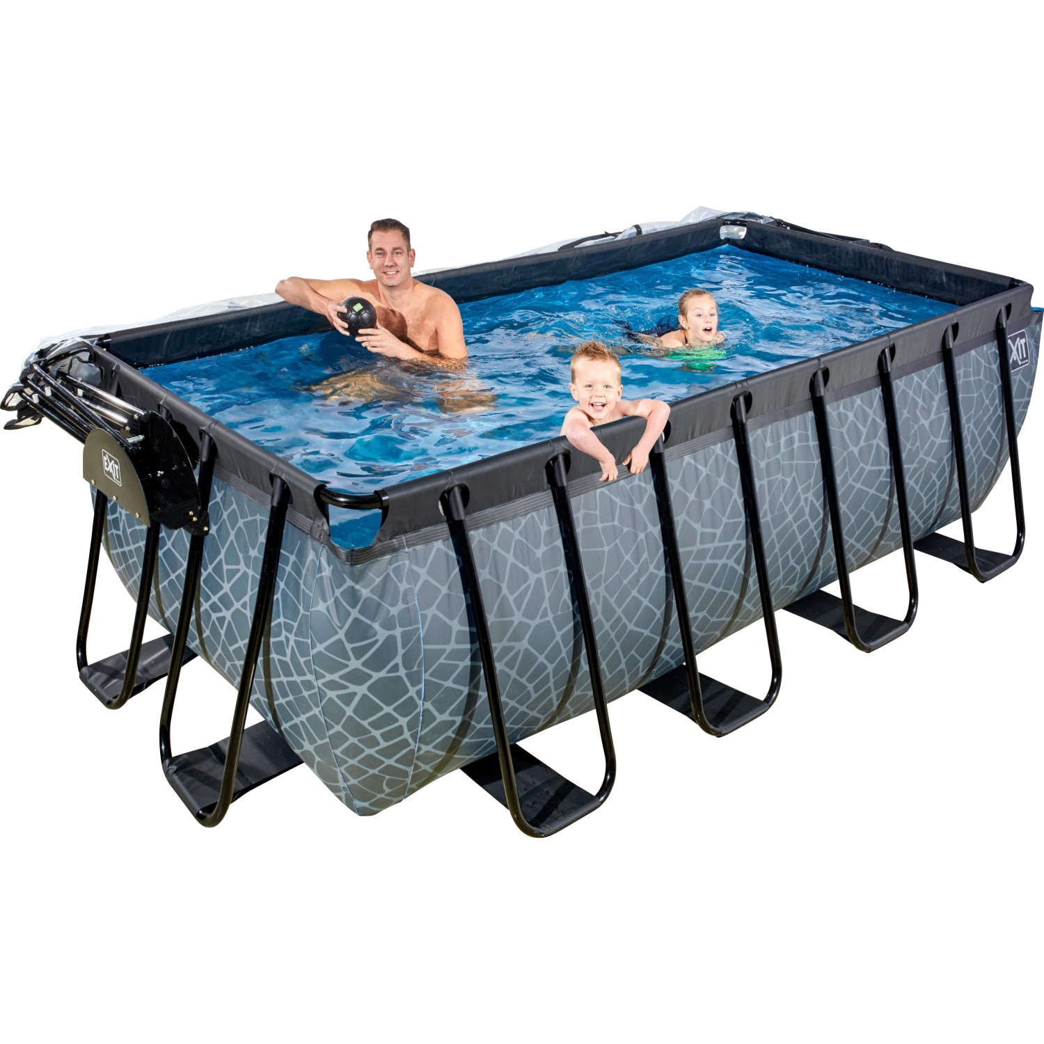 Rechteckiger, grauer EXIT Stone Pool mit Steinmuster, Abdeckung, Sandfilterpumpe, Wärmepumpe und Poolleiter. Personen im Pool.