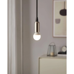 Eglo E14 LED Leuchtmittel in Globeform, 4,9 W, warmweiß, an einer Lampe hängend.