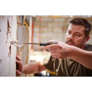 Stanley Fatmax Schraubendreher PH2 x 125 mm im Einsatz beim Schrauben.